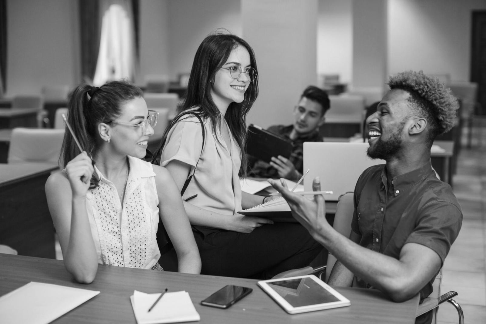 Analista financiero trabajando con modelos de valoración en valenorivexx